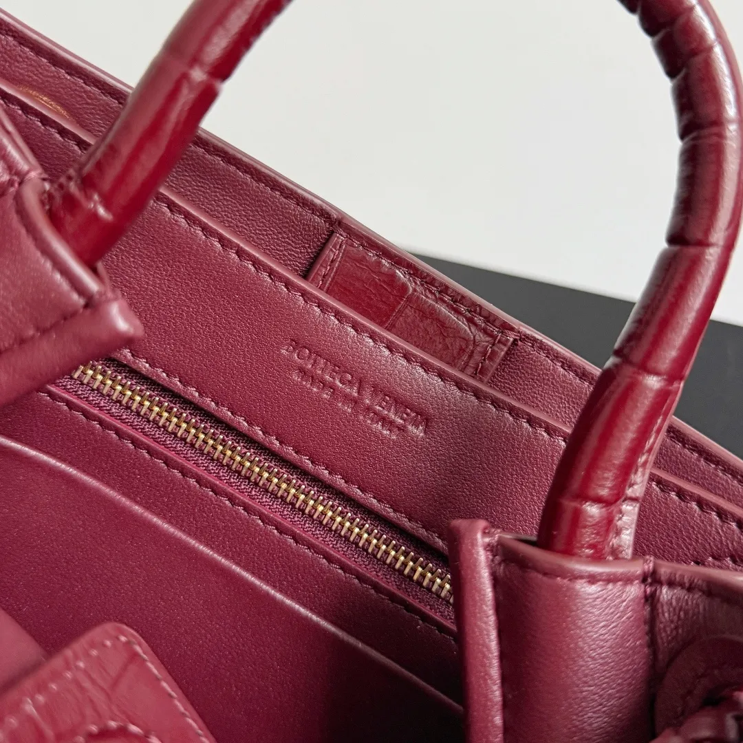 Batch 2880 BOTTEGA VENETA crocodile leather mini andiamo is paired with a four-piece oak hardware set, making the entire bag more layered. As a classic model of the BV family, each innovation brings different surprises to fans. There are three ways to carry it with different makeup. Crocodile skin is called the gold in leather and is famous for its top luxury and rarity. During use, the luster of the crocodile skin will not fade or fade with time. No matter how long it is used, it will still remain new. And because each crocodile skin is different, the effect of each crocodile leather bag is different. Style number: 777614+wood hardware Size: 22*15.5*9cm
